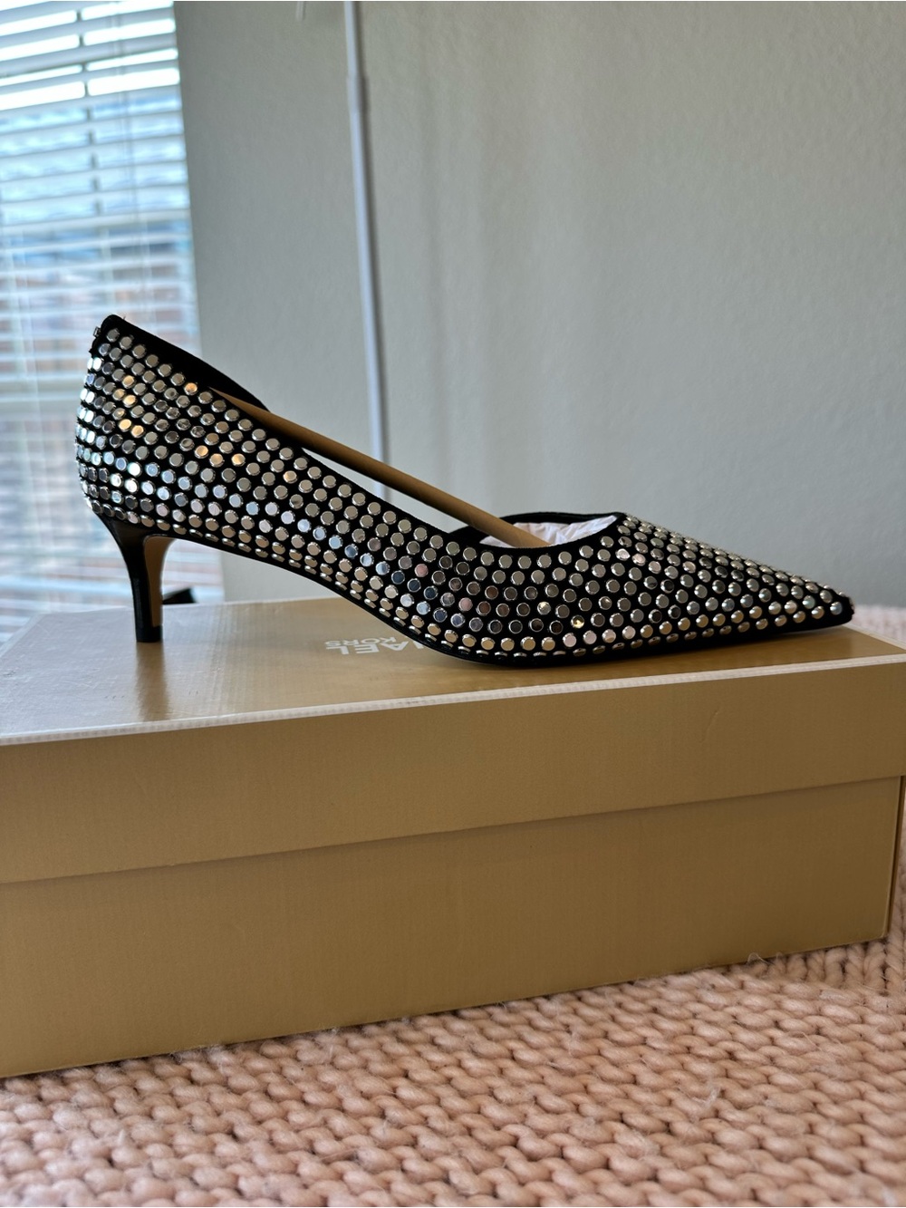 MICHAEL Michael Kors black Elyse nailhead studded kitten heel pump size 7 NIB